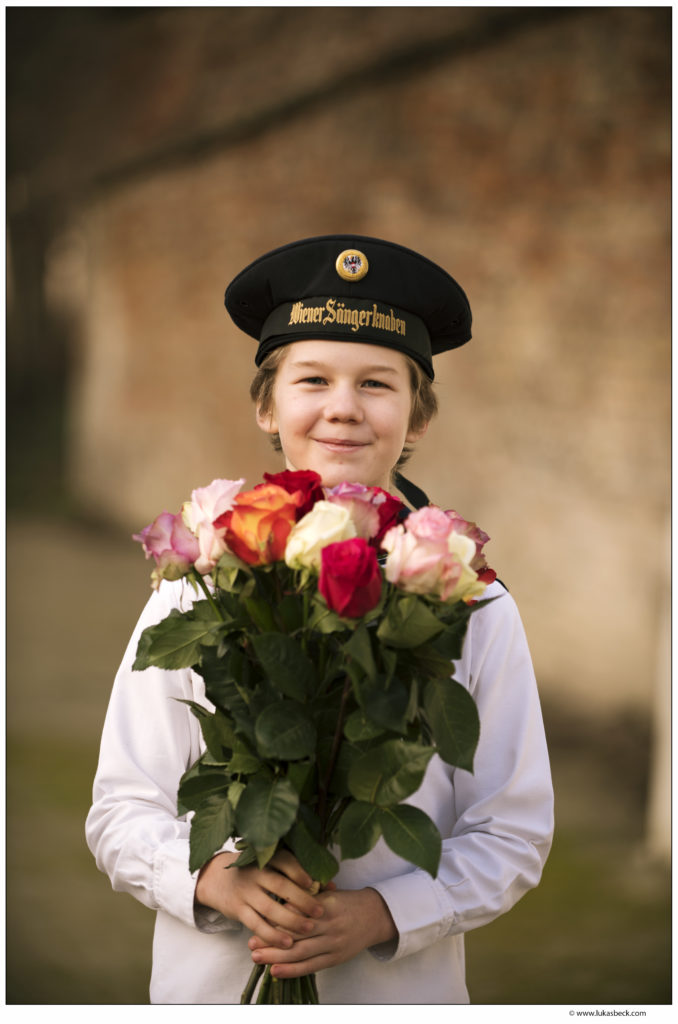 Die Wiener Sängerknabe mit Blumenstrauss, Foto: Lukas Beck